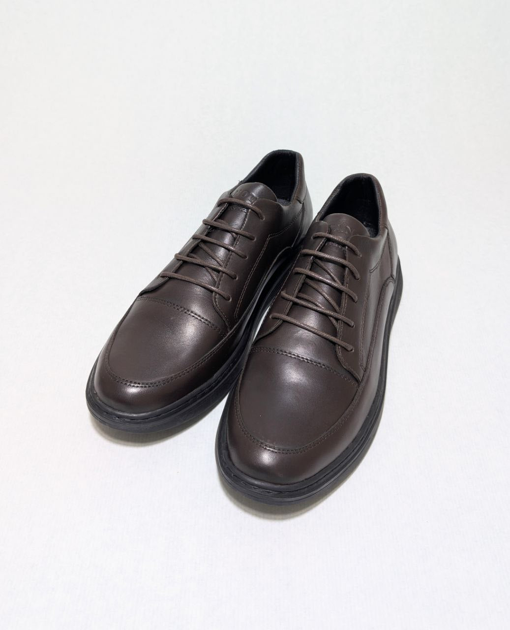 Chaussure de ville pour homme en cuir véritable avec lacets.  حذاء رجالي رسمي من الجلد الطبيعي مع أربطة
