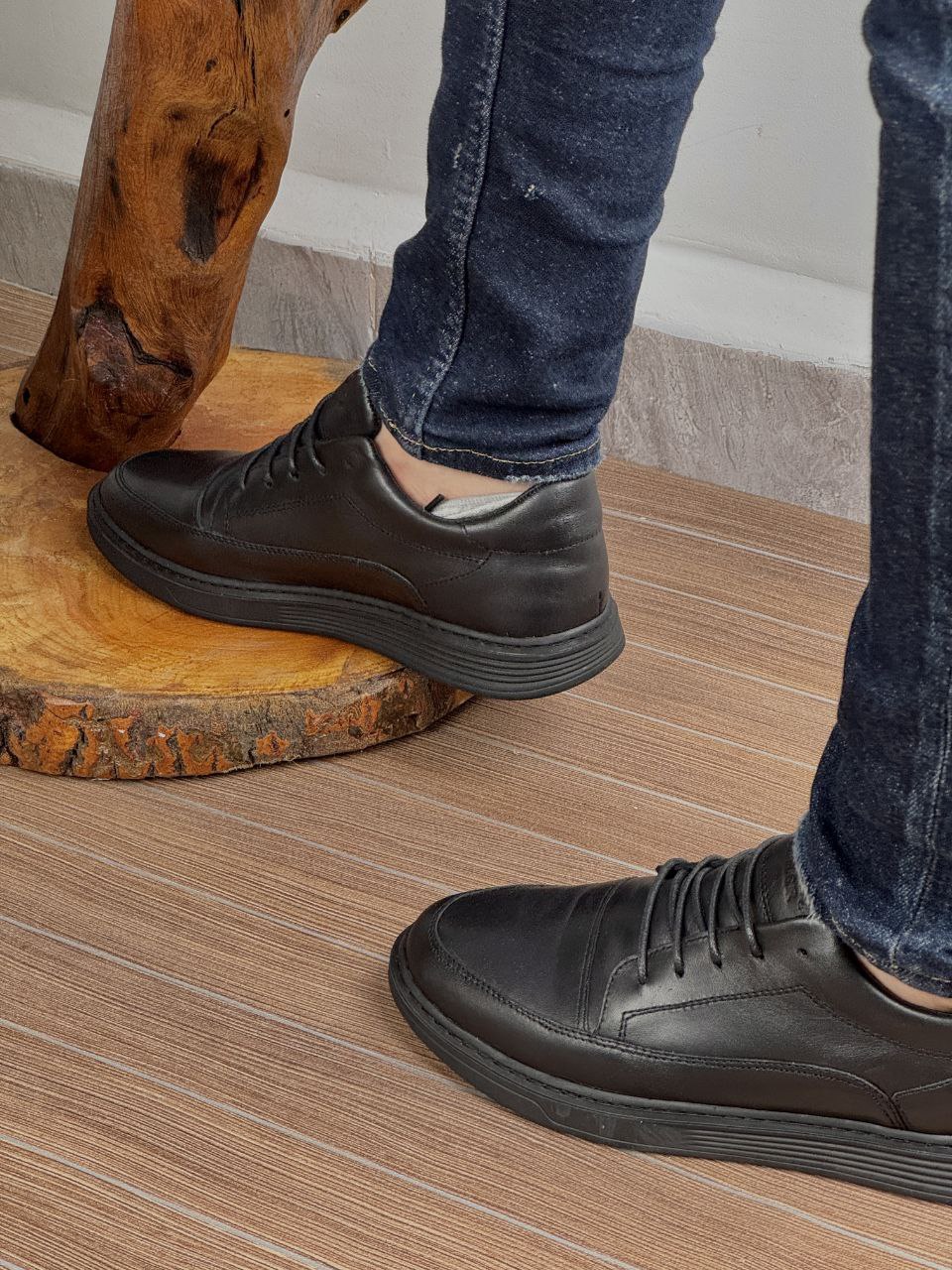 Chaussure de ville pour homme en cuir véritable avec lacets.  حذاء رجالي رسمي من الجلد الطبيعي مع أربطة