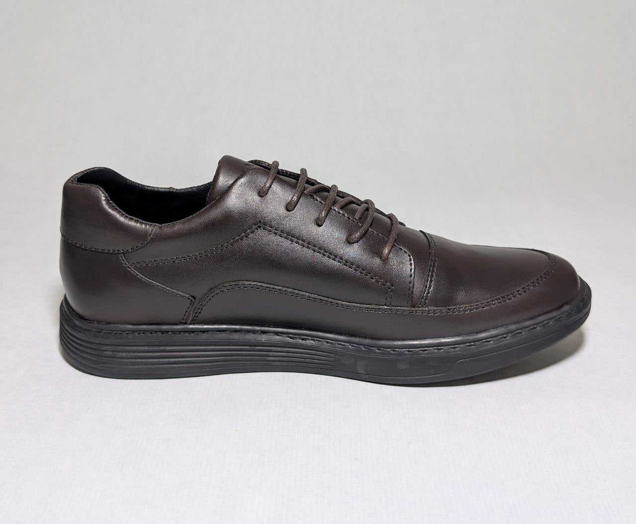 Chaussure de ville pour homme en cuir véritable avec lacets.  حذاء رجالي رسمي من الجلد الطبيعي مع أربطة