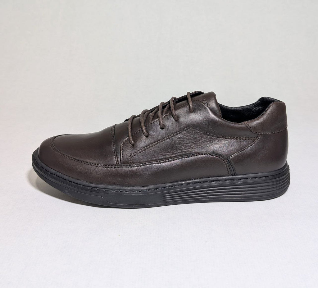 Chaussure de ville pour homme en cuir véritable avec lacets.  حذاء رجالي رسمي من الجلد الطبيعي مع أربطة