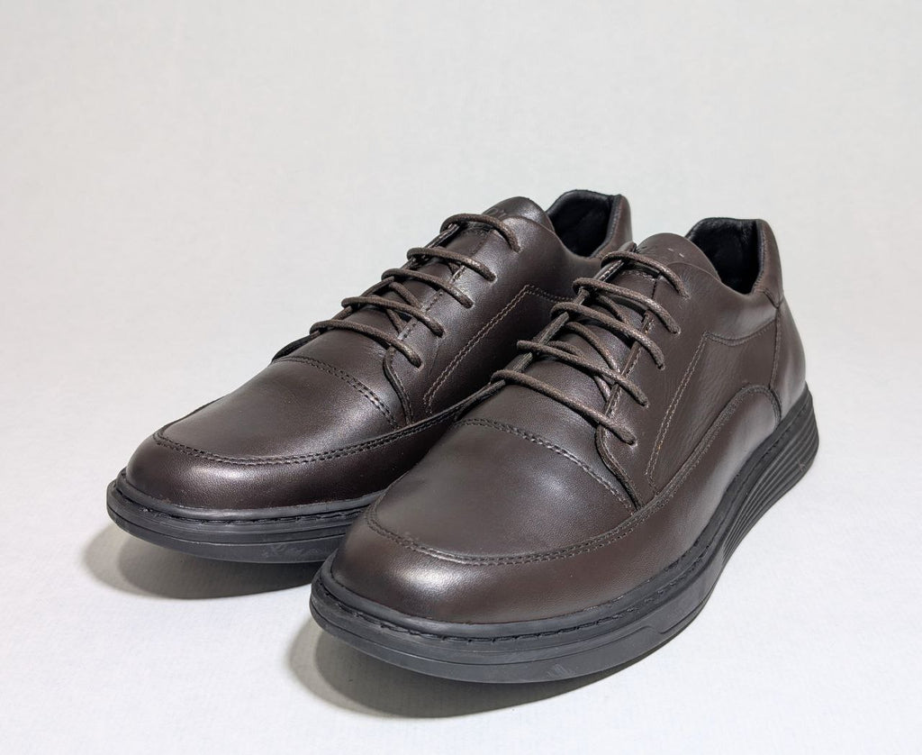 Chaussure de ville pour homme en cuir véritable avec lacets.  حذاء رجالي رسمي من الجلد الطبيعي مع أربطة