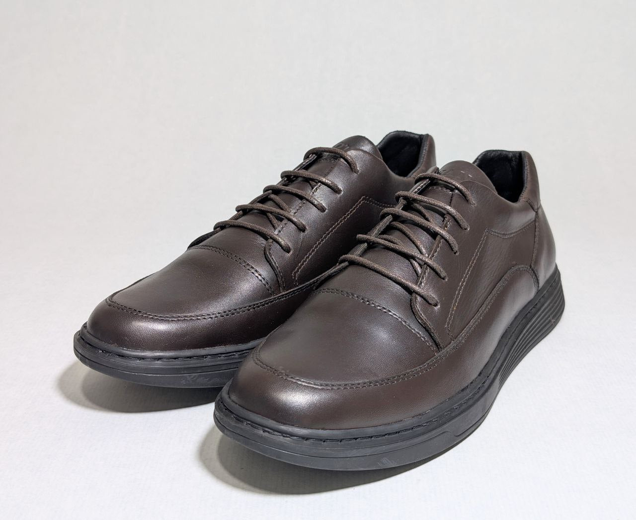Chaussure de ville pour homme en cuir véritable avec lacets.  حذاء رجالي رسمي من الجلد الطبيعي مع أربطة