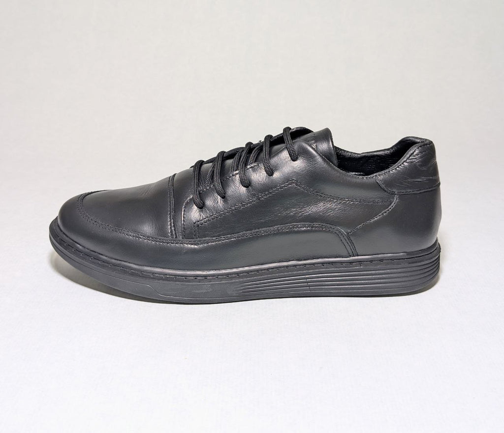 Chaussure de ville pour homme en cuir véritable avec lacets.  حذاء رجالي رسمي من الجلد الطبيعي مع أربطة