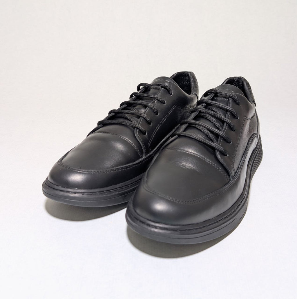 Chaussure de ville pour homme en cuir véritable avec lacets.  حذاء رجالي رسمي من الجلد الطبيعي مع أربطة