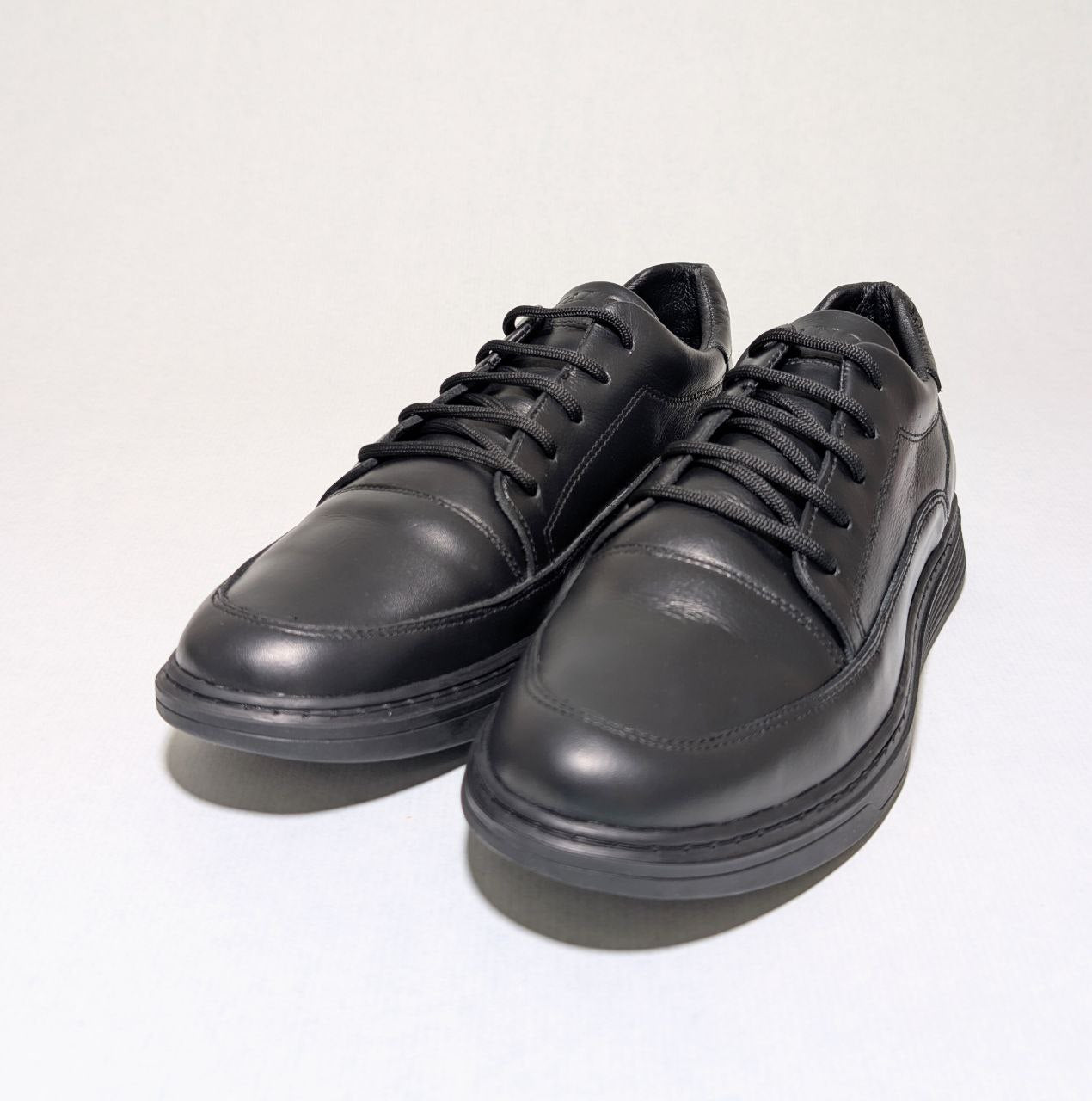 Chaussure de ville pour homme en cuir véritable avec lacets.  حذاء رجالي رسمي من الجلد الطبيعي مع أربطة