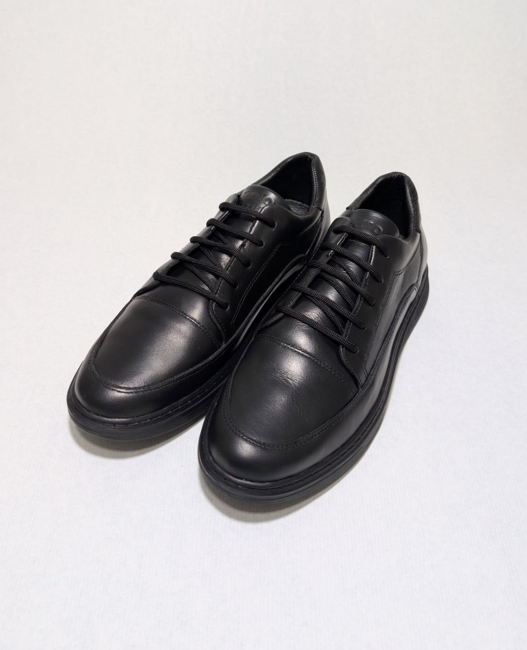 Chaussure de ville pour homme en cuir véritable avec lacets.  حذاء رجالي رسمي من الجلد الطبيعي مع أربطة